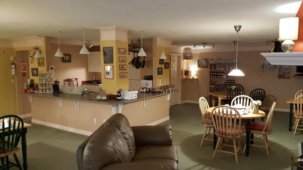 Shared lounge/TV area, The Inn at the Ninth Hole Bed & Breakfast in Salmon Arm (BC)