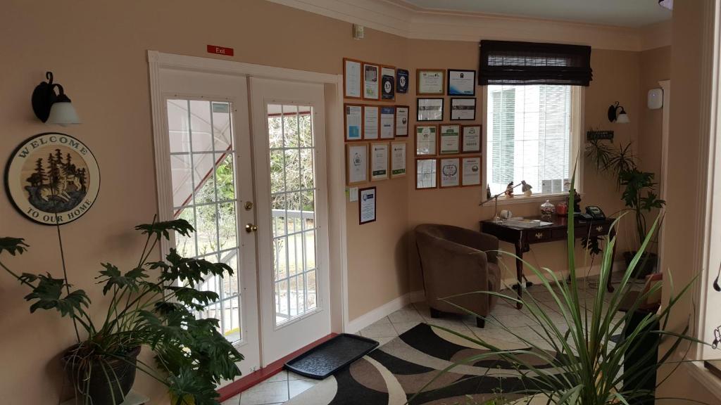 Entrance, The Inn at the Ninth Hole Bed & Breakfast in Salmon Arm (BC)