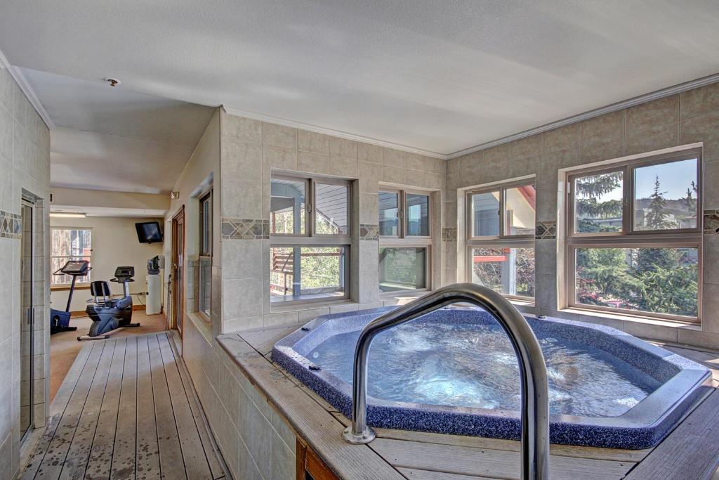 Hot tub, River Mountain Lodge by Breckenridge Hospitality in Breckenridge (CO)