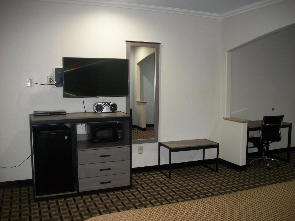 Woodland Inn and Suites