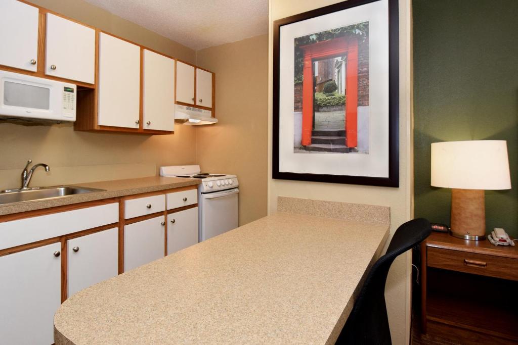 Kitchen, Extended Stay America Suites - Fort Lauderdale - Cypress Creek - NW 6th Way in Fort Lauderdale (FL)
