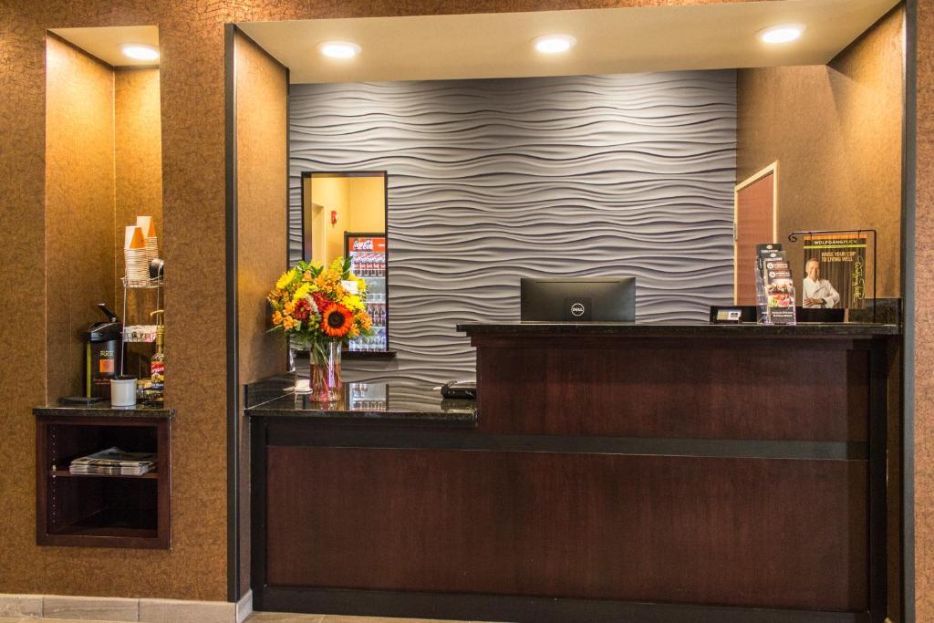 Cobblestone Hotel & Suites - Stevens Point photo