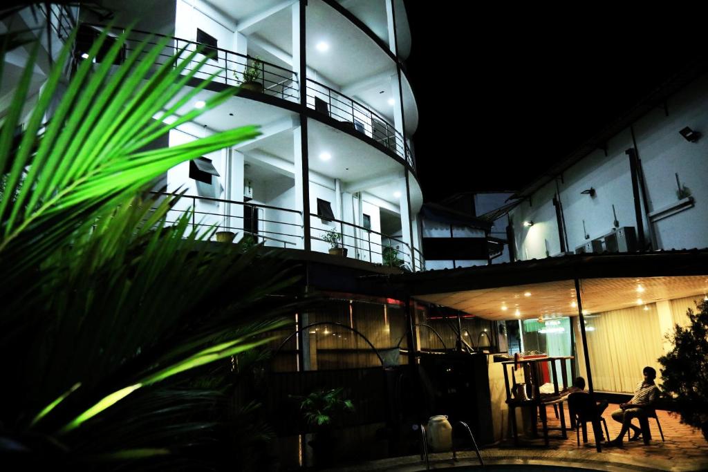 1. Hotel Ne..