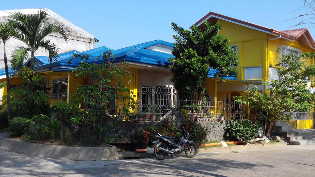 View, YELLOW  HOUSE  ROOM OR HOUSE RENTAL in Subic (Zambales)