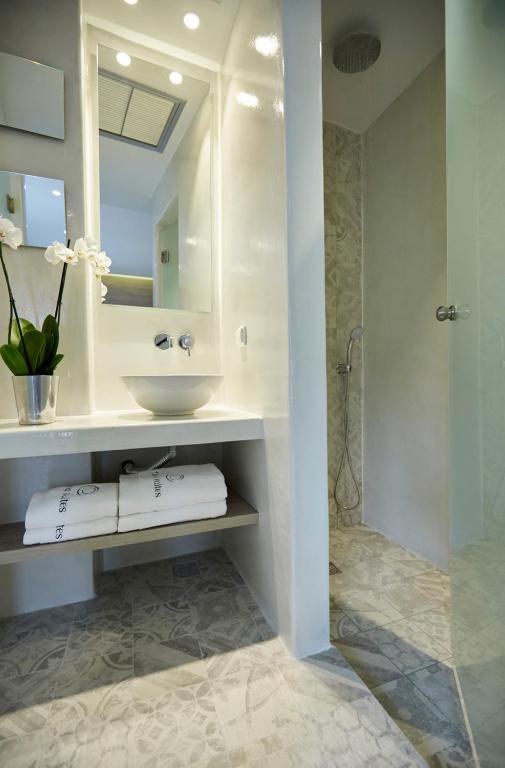 Fileria Suites — Hotel rooms in Oia, South Aegean