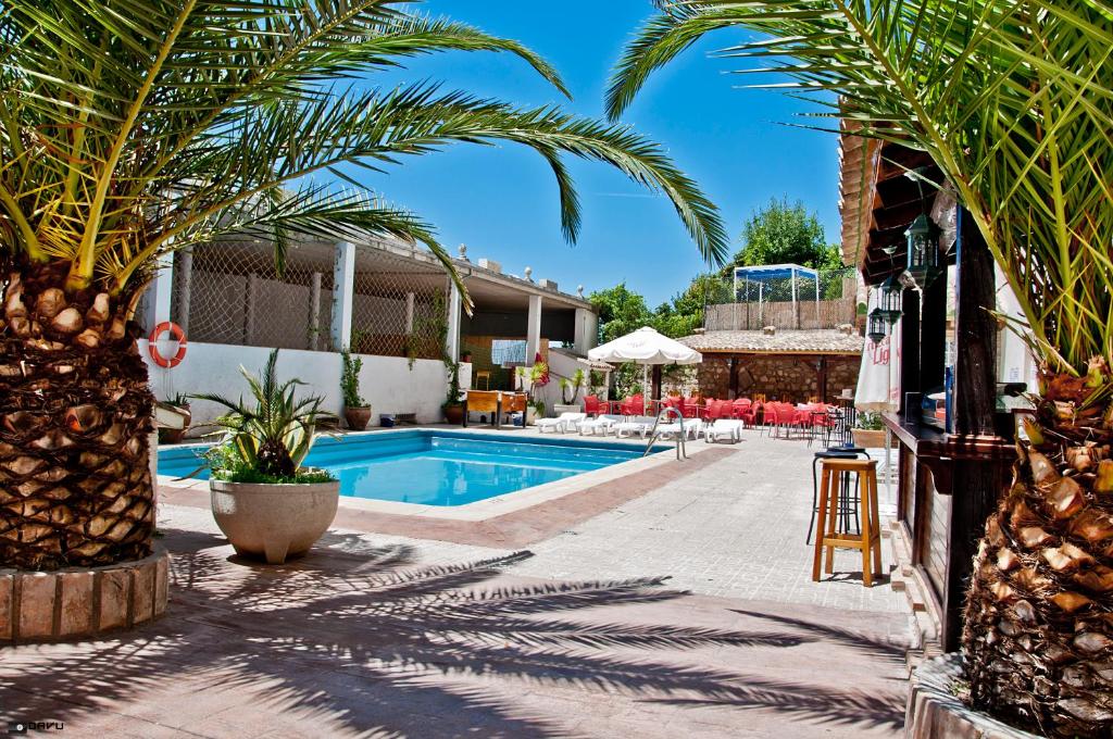 1. Hotel Ba..