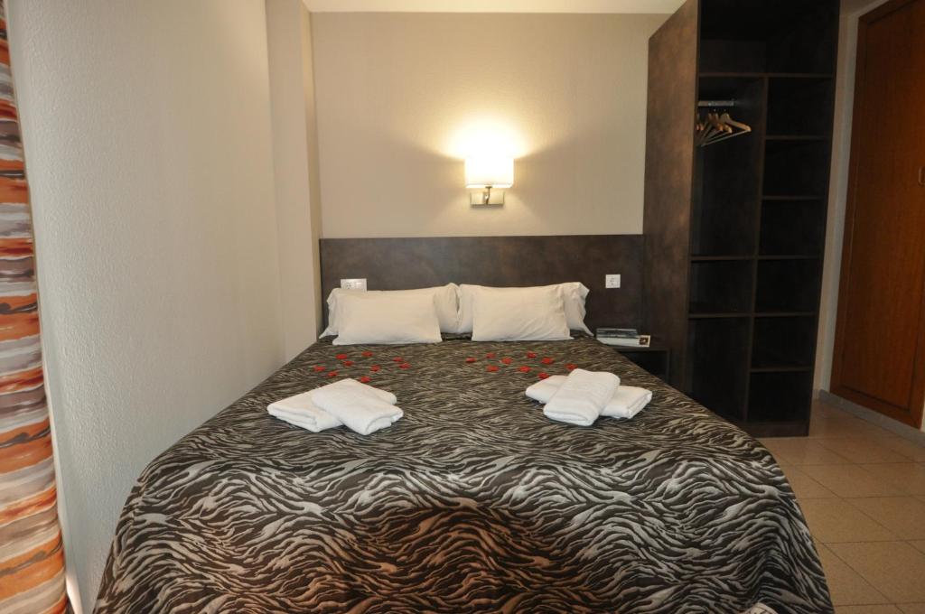 Aparthotel Safari — Hotel rooms in Calella, Catalonia
