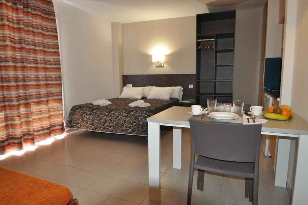 Aparthotel Safari — Hotel rooms in Calella, Catalonia