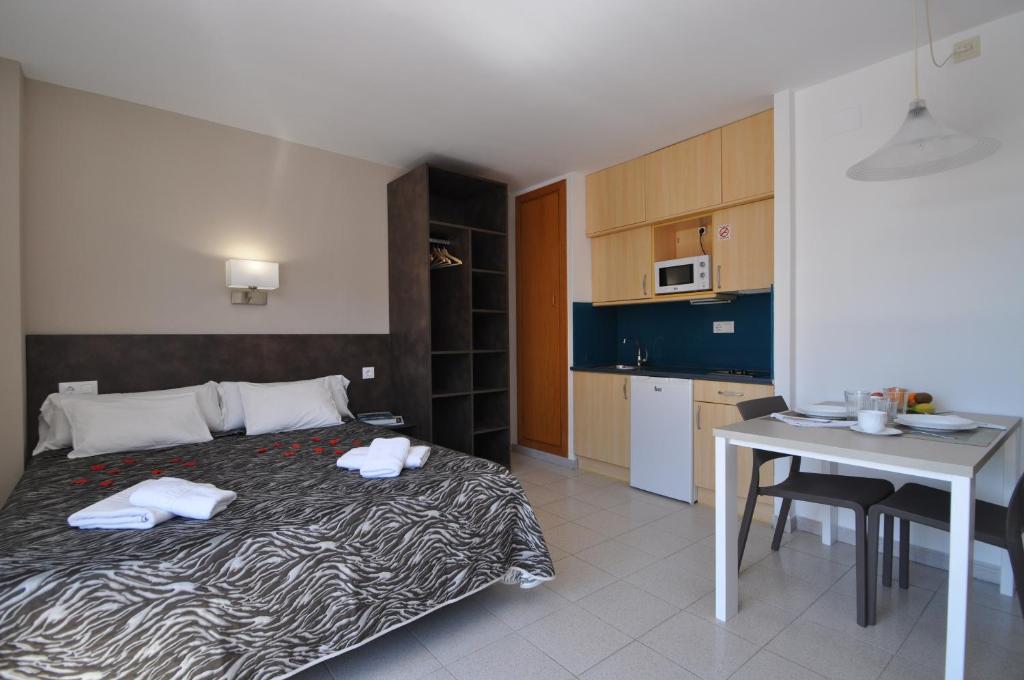 Aparthotel Safari — Hotel rooms in Calella, Catalonia