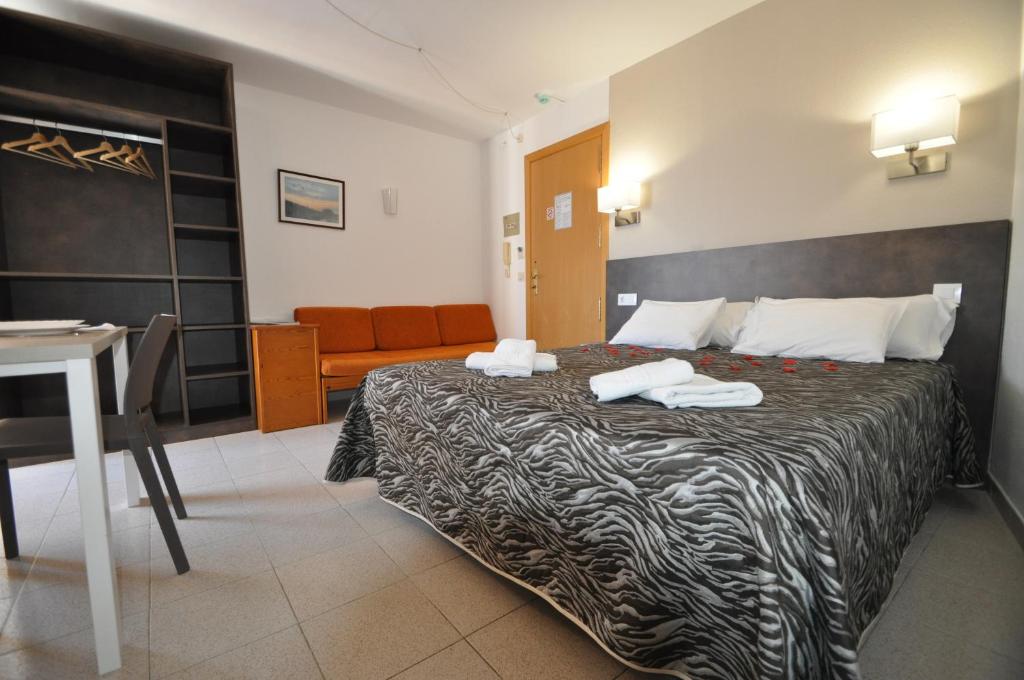 Aparthotel Safari — Hotel rooms in Calella, Catalonia