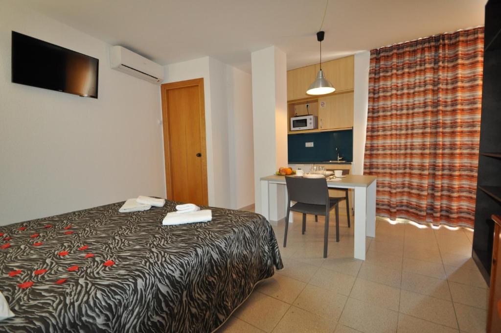 Aparthotel Safari — Hotel rooms in Calella, Catalonia