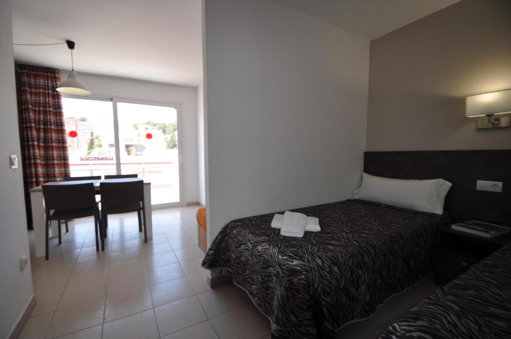 Aparthotel Safari — Hotel rooms in Calella, Catalonia