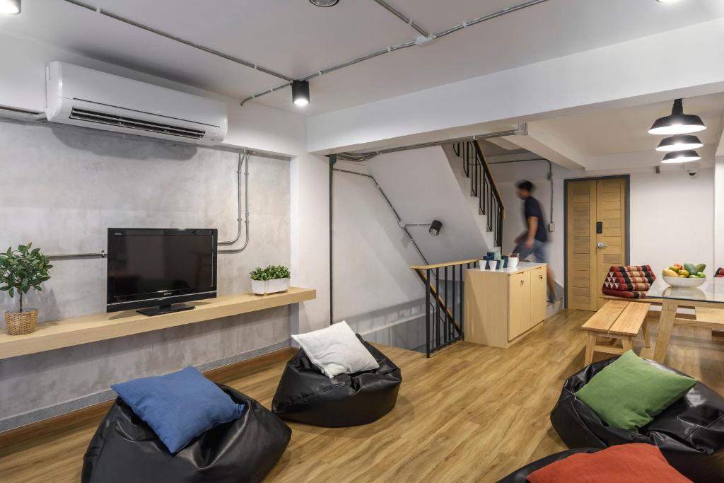 オーラ ホステル バンコク (ORA Hostel Bangkok) 共用ラウンジ/TVエリア