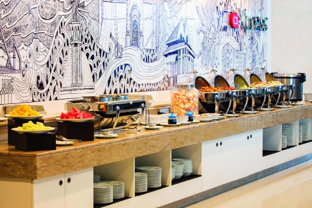 Restaurant, Amaris Hotel Darmo - Surabaya in Surabaya