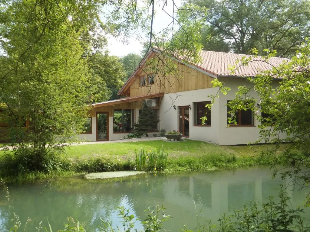 LOGIS Hôtel Le Chantoiseau, hotel in Chaumont-sur-Aire