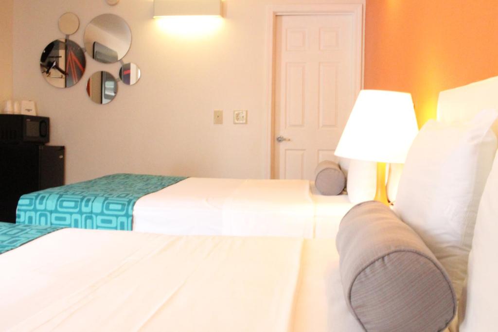 Howard Johnson By Wyndham Lake George Photo 15