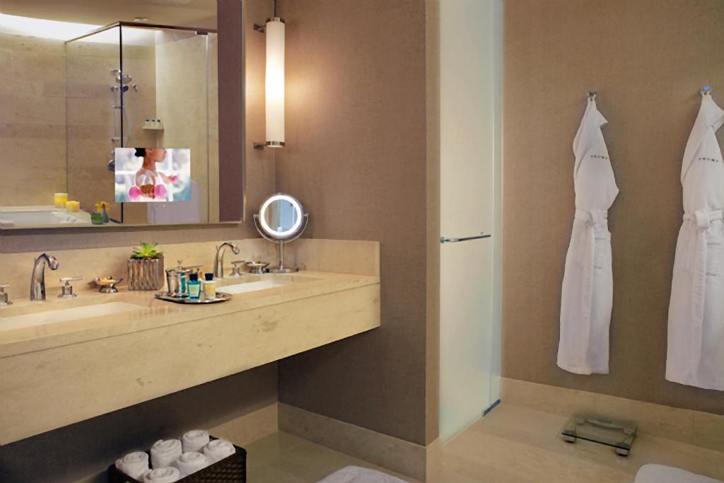 Trump International Hotel & Tower Chicago Photo 39