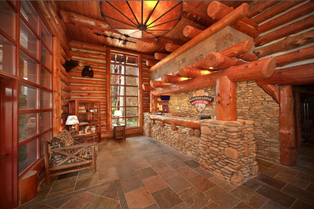 Lobby, Bearskin Lodge on the River in Gatlinburg (TN)