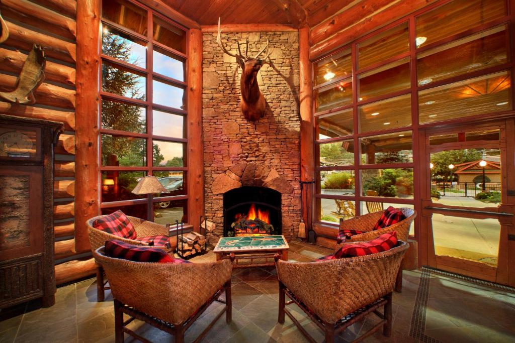 Lobby, Bearskin Lodge on the River in Gatlinburg (TN)