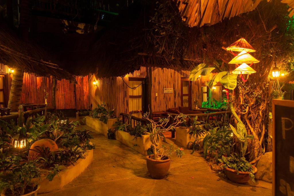 Joe’s Cafe and Garden Resort