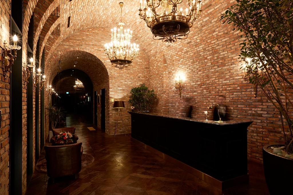 {hotel.hotel_name}
