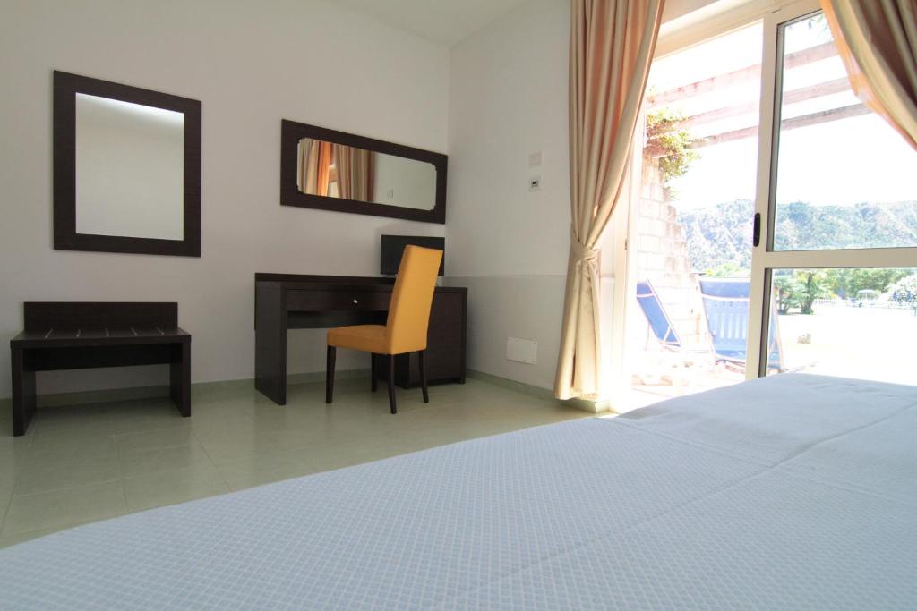 Club Esse Sunbeach — Hotel rooms in Squillace, Calabria