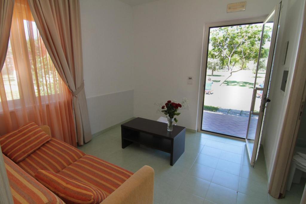 Club Esse Sunbeach — Hotel rooms in Squillace, Calabria
