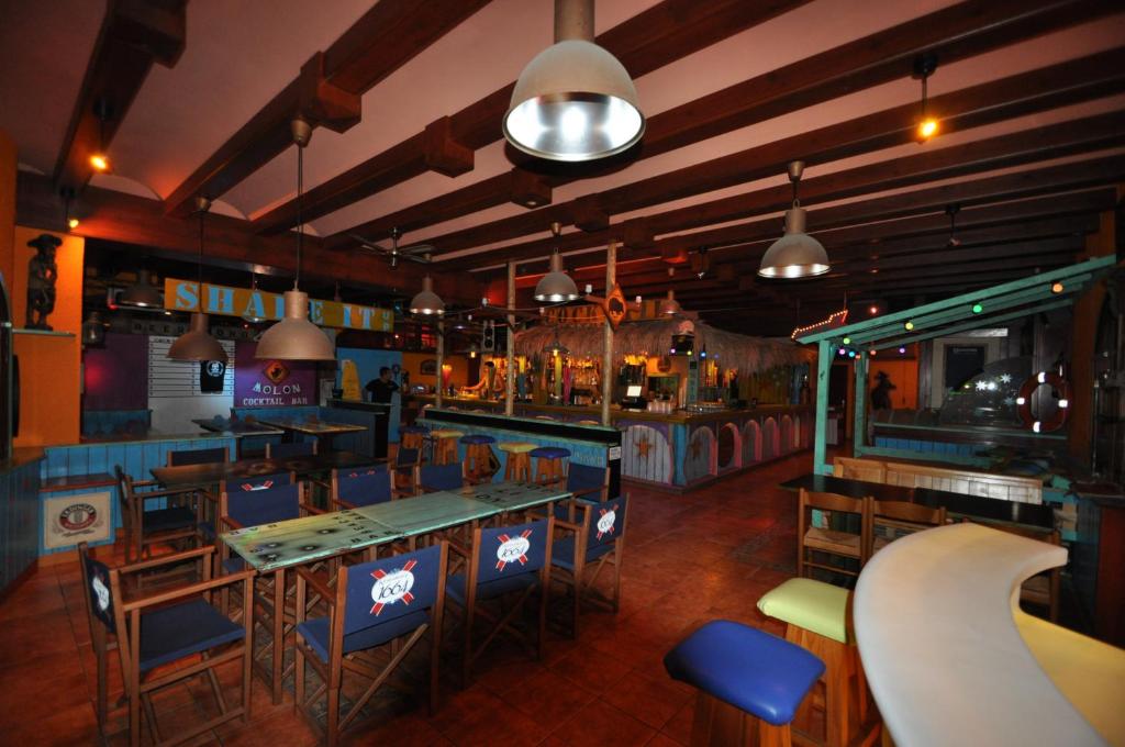 Aparthotel Safari — Restaurant & bars in Calella, Catalonia