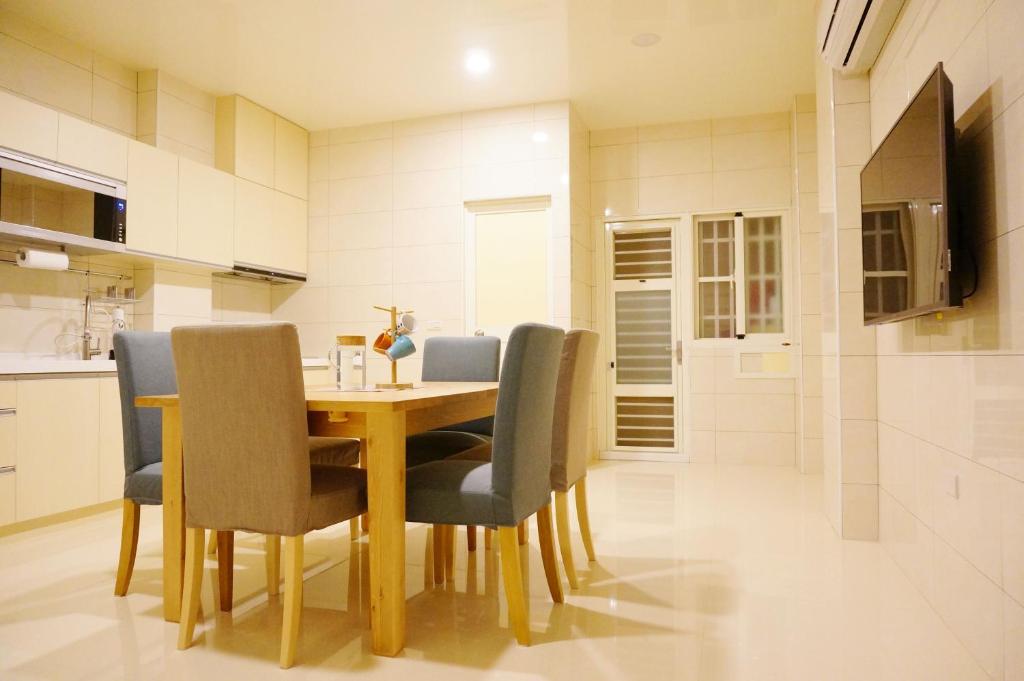 Shared lounge/TV area, Zhuji Hostel in Pingtung