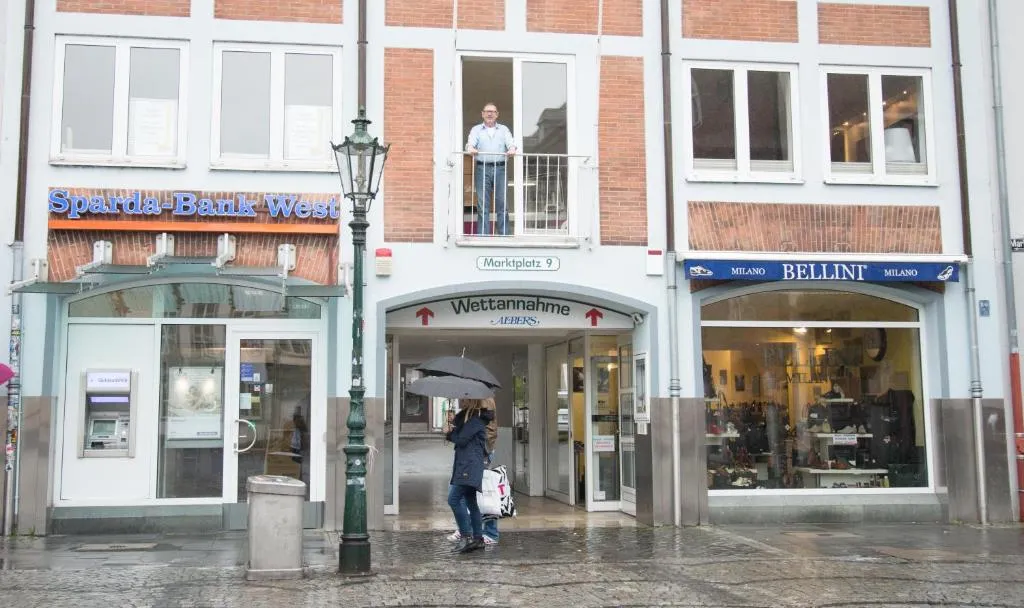 Apartement mit Dachterrasse - bei Curth klingen - Teilen Sie uns Ihre Ankunfszeit mit, Hotel in Düsseldorf
