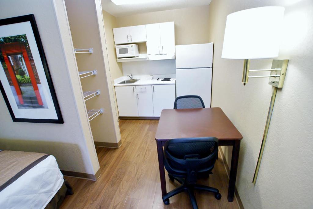 Kitchen, Extended Stay America Select Suites - Durham - University in Durham (NC)