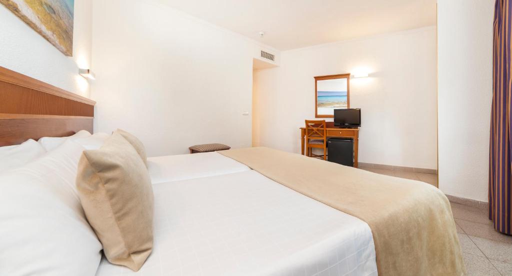 Globales Palmanova Palace — Hotel rooms in Palma Nova, Balearic Islands
