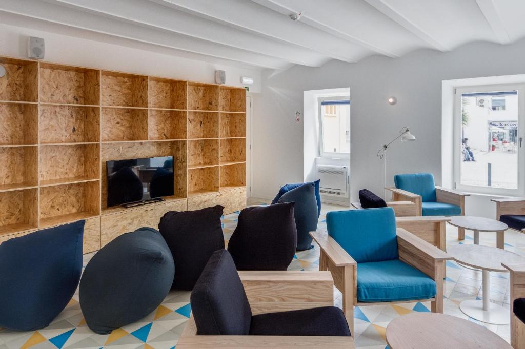 Shared lounge/TV area, Hostel Conii & Suites Algarve in Quarteira