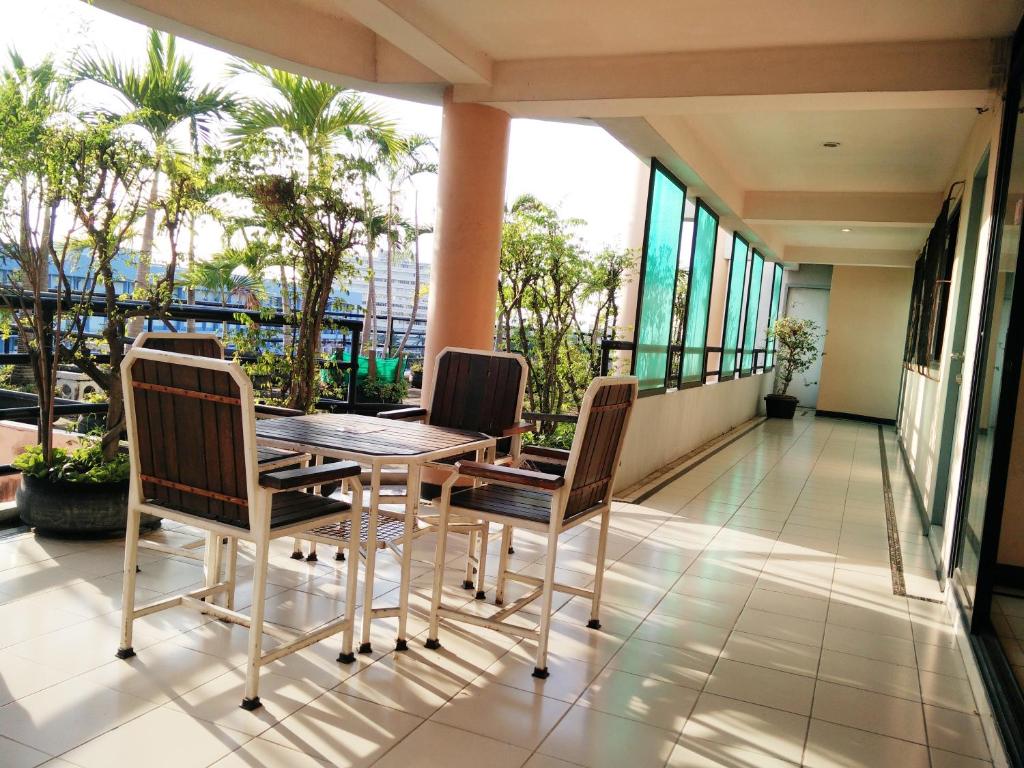纳王万格兰德19号旅馆 (Grand Residence Ngamwongwan 19)