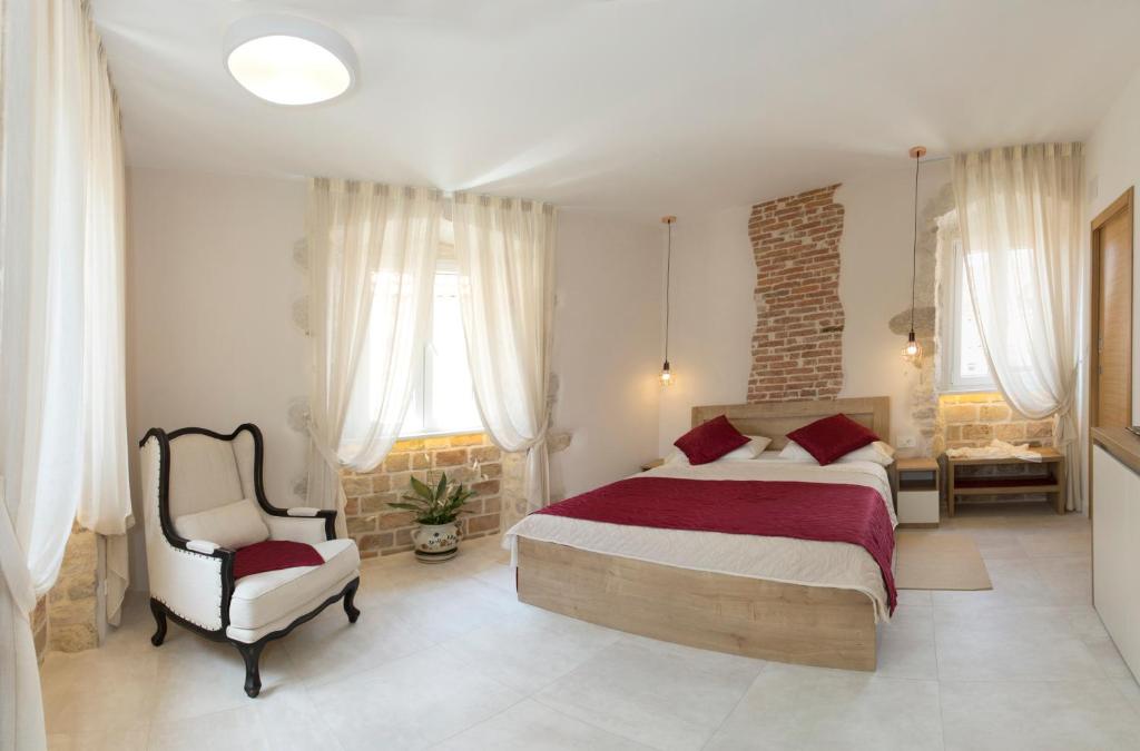 Split Situs Residence room
