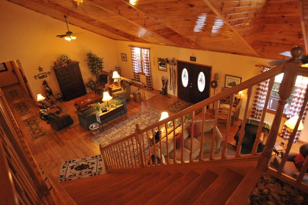 Shared lounge/TV area, Berry Springs Lodge in Pigeon Forge (TN)