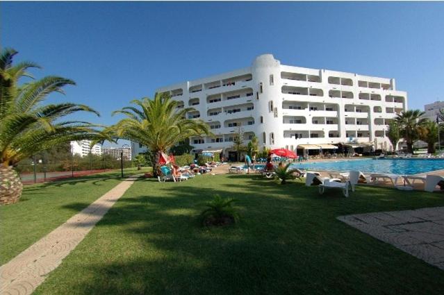 Apartamentos Turisticos Silchoro — Hotel building in Albufeira, Faro