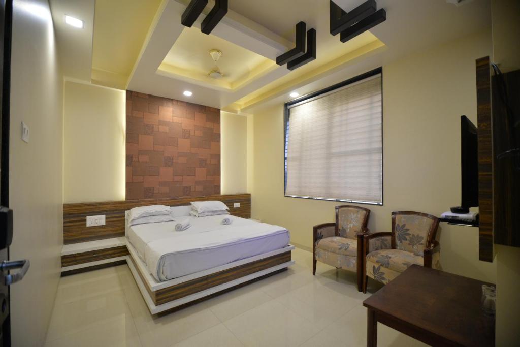 Hotel Radhe Krishna — Hotel in Solapur