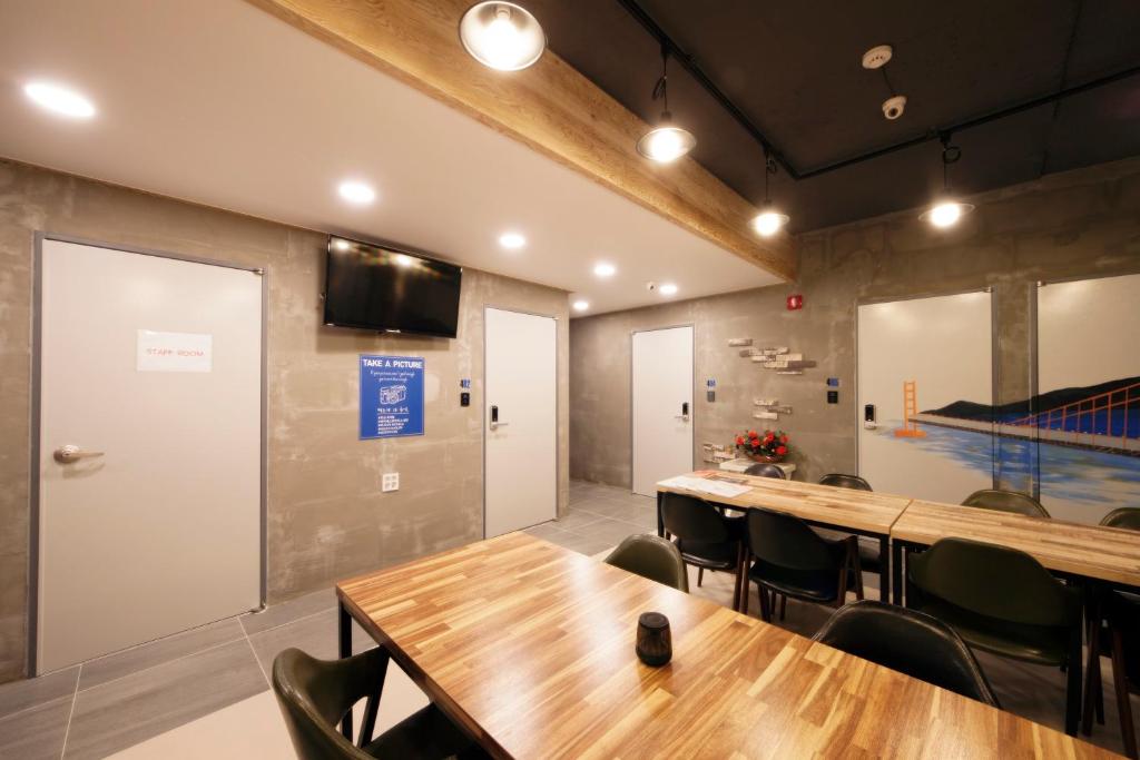 Shared lounge/TV area