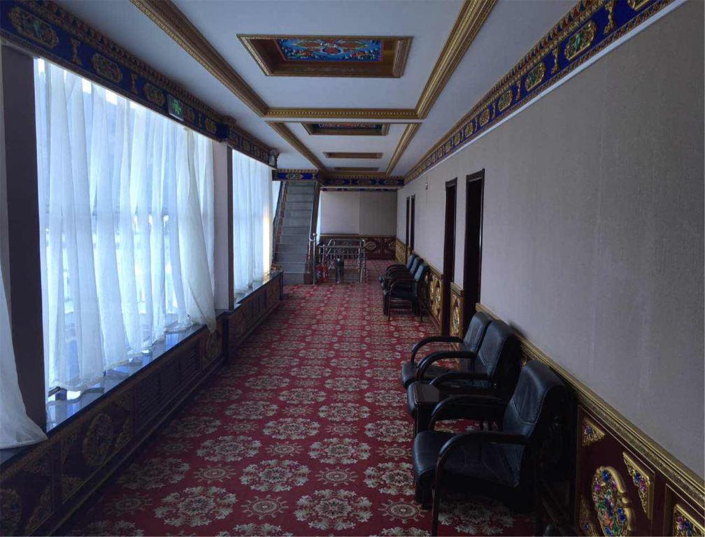 Overseas Tibetan Hotel의 넓고 쾌적한 로비 또는 휴게 공간