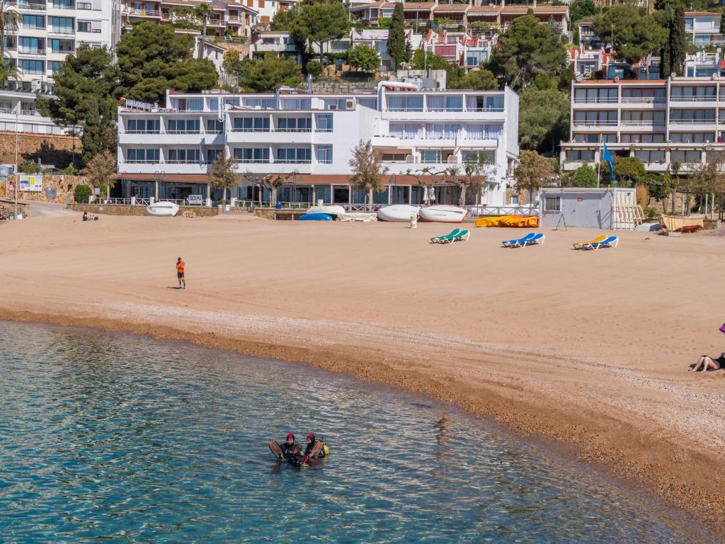 Golden Mar Menuda — Plaża in Tossa de Mar, Katalonia