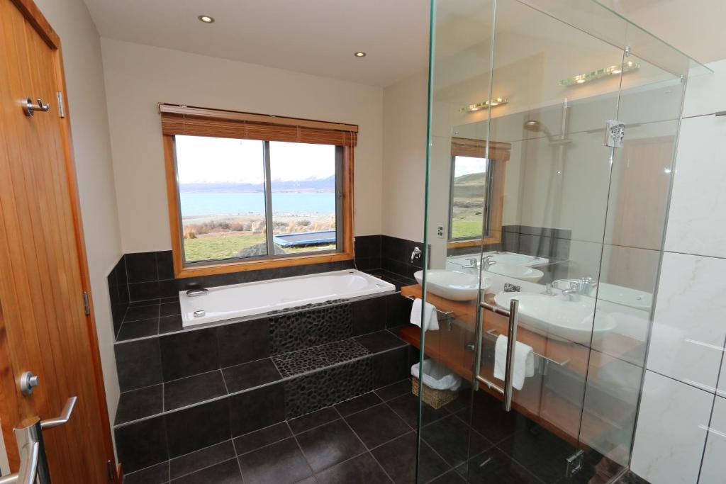 Shower, Isolation Bay in Lake Tekapo