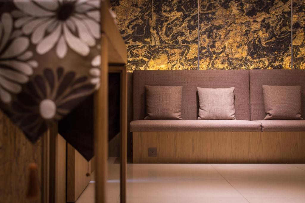 Shared lounge/TV area