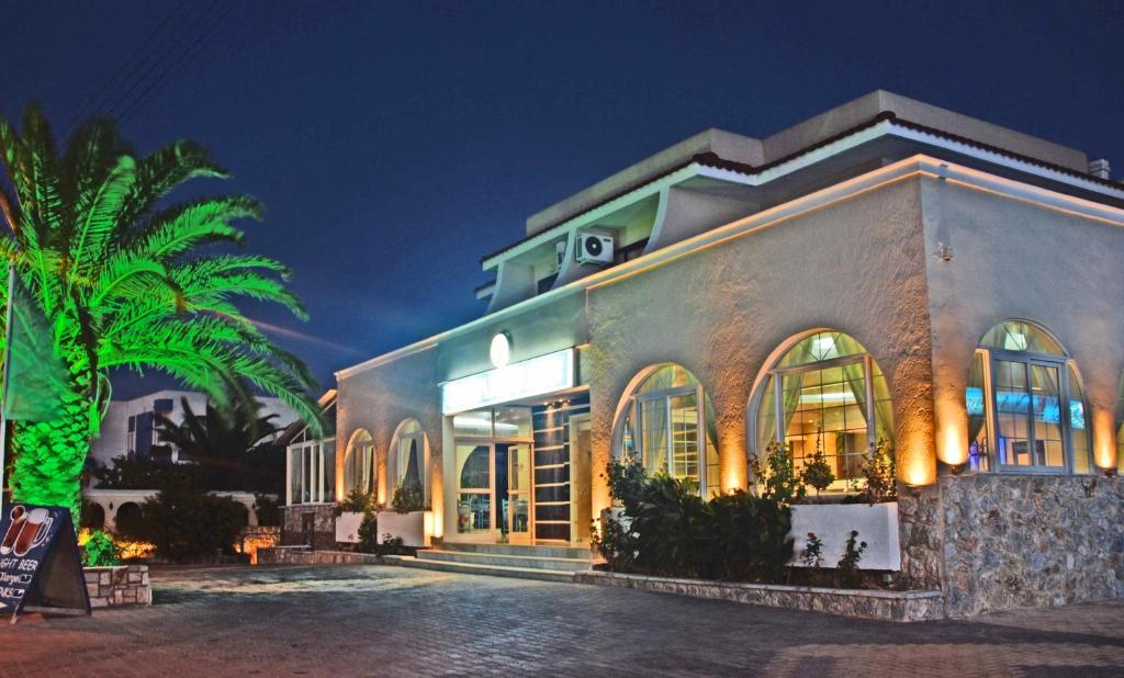 Sacallis Inn Beach Hotel — Hotel building in Kefalos, South Aegean