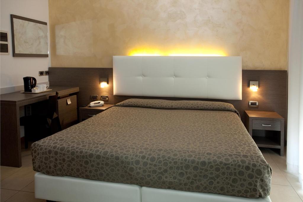 Hotel Tropical — Hotel rooms in Jesolo, Veneto