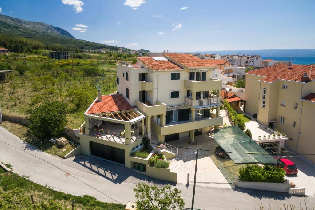 Apartments Leon — Hotel in Podstrana