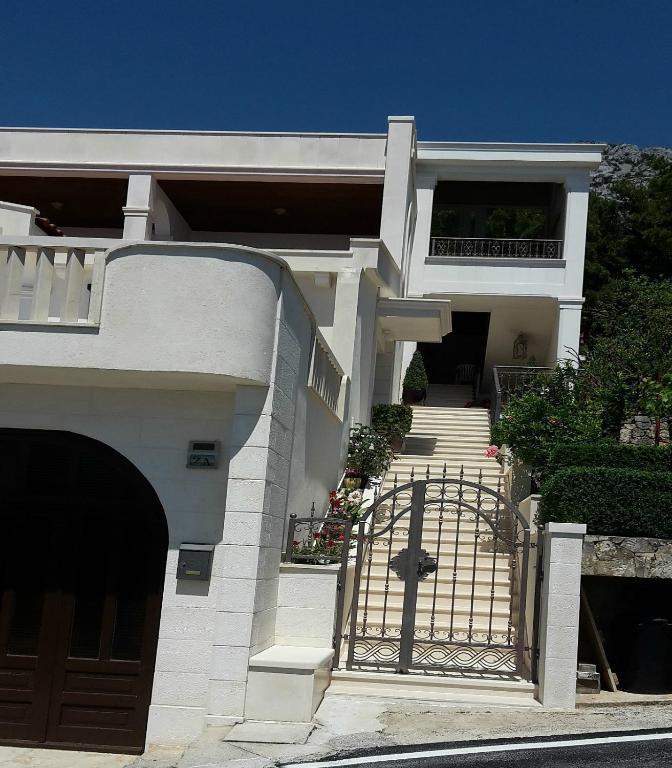 Guest house Fenix Brela photo