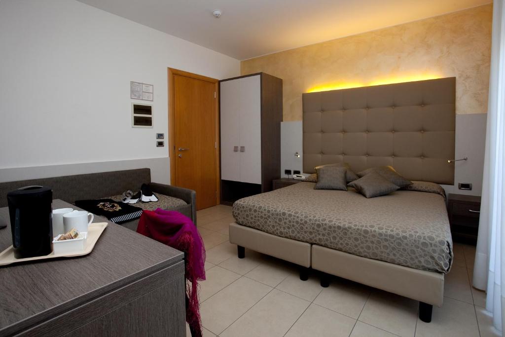 Hotel Tropical — Hotel rooms in Jesolo, Veneto