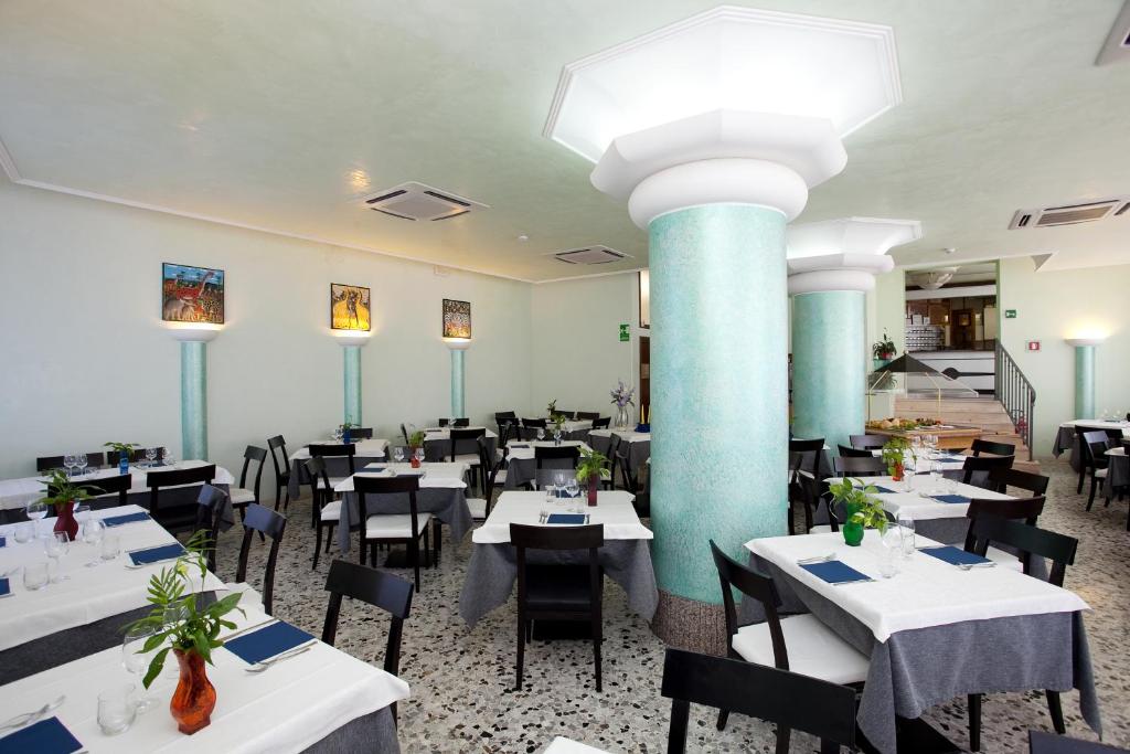 Hotel Tropical — Restaurant & bars in Jesolo, Veneto