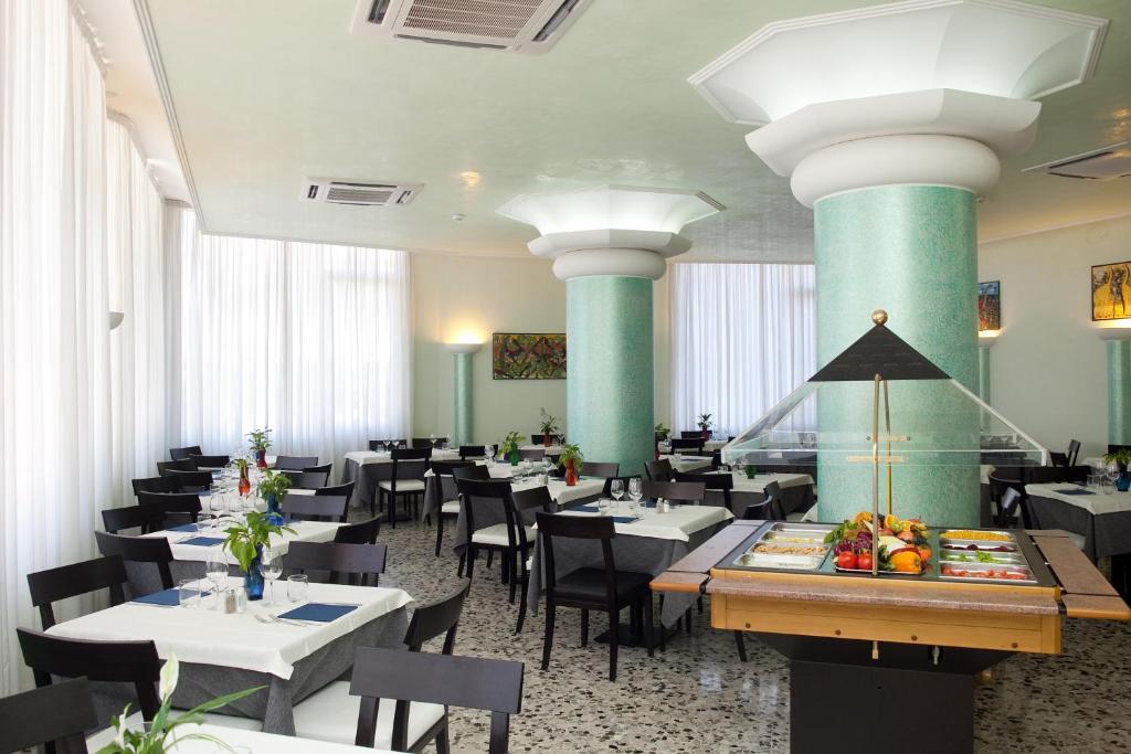 Hotel Tropical — Restaurant & bars in Jesolo, Veneto